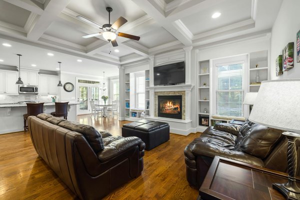 Comment apporter de la chaleur à une salle de bain carrelée avec des touches boisées ?